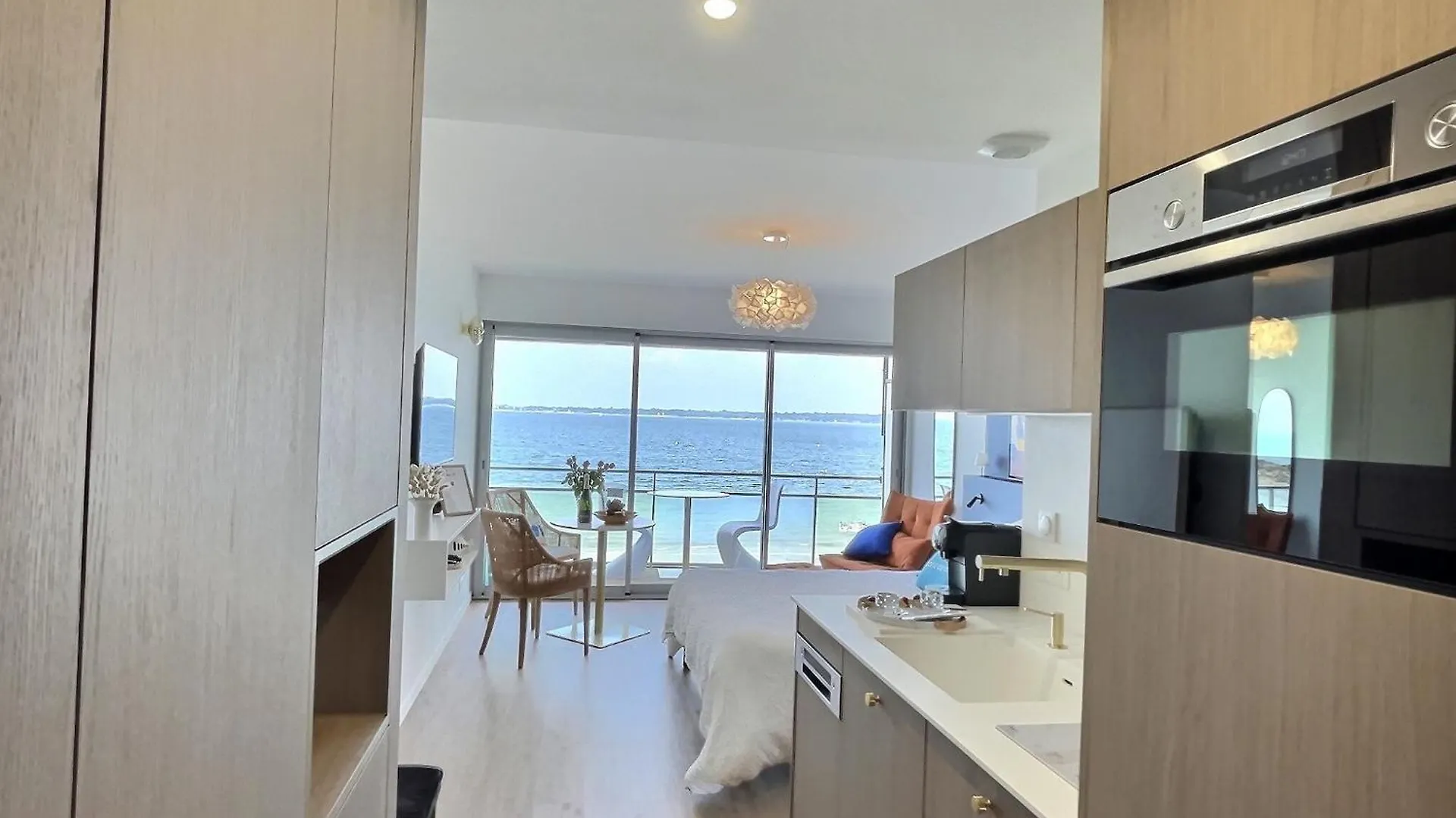 Apartment Sur L'O Studio: Beachfront Panoramic Sea View Concarneau